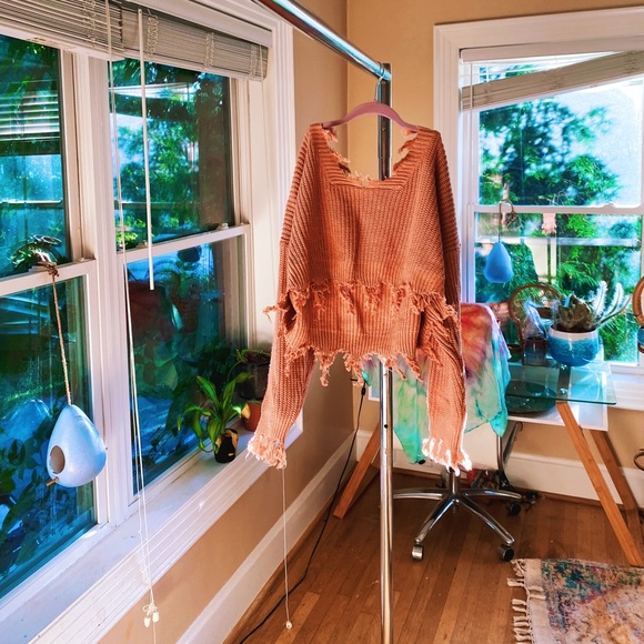 Distressed Cropped Gemini Sweater 🥰 V Neck - Picture 4 of 11